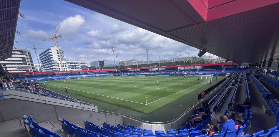 高尔夫-世体：西甲派代表考察巴萨临时球场，确保与瓦伦比赛顺利进行