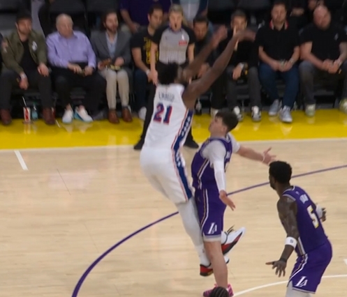 这姿势有点搞笑🤣恩比德诡异姿势造成拉拉维亚投篮犯规